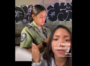 VIDEO: uniformada llama "becerra" a joven multada en Chacao y luego se come la flecha