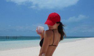 ¡Si hay sol, hay playa! Tienes que ver a Kendall Jenner con este diminuto bikini que cautivó a Bad Bunny