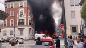 Estalla camión cargado con tanques de oxígeno en el centro de Milán: reportan un herido y vehículos incendiados