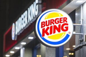 VIRAL: La mega hamburguesa de Burger King con 100 raciones de carne (VIDEO)
