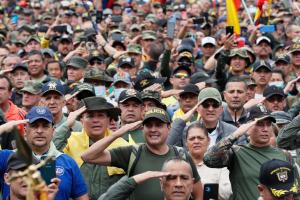 Miles de militares y policías retirados de Colombia protestaron contra Gustavo Petro