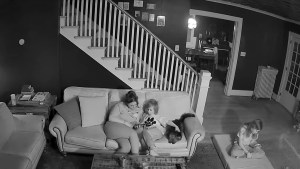 Cámaras de seguridad de una casa captaron un “fantasma” mientras una chica cuidaba a sus sobrinos (VIDEO)