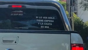 “Si lo ves, tiene esposa”: el insólito cartel de una camioneta se volvió viral