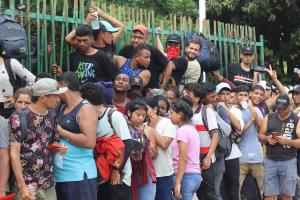 Migrantes, entre ellos venezolanos, buscan desesperados salir del sur de México ante el fin del Título 42