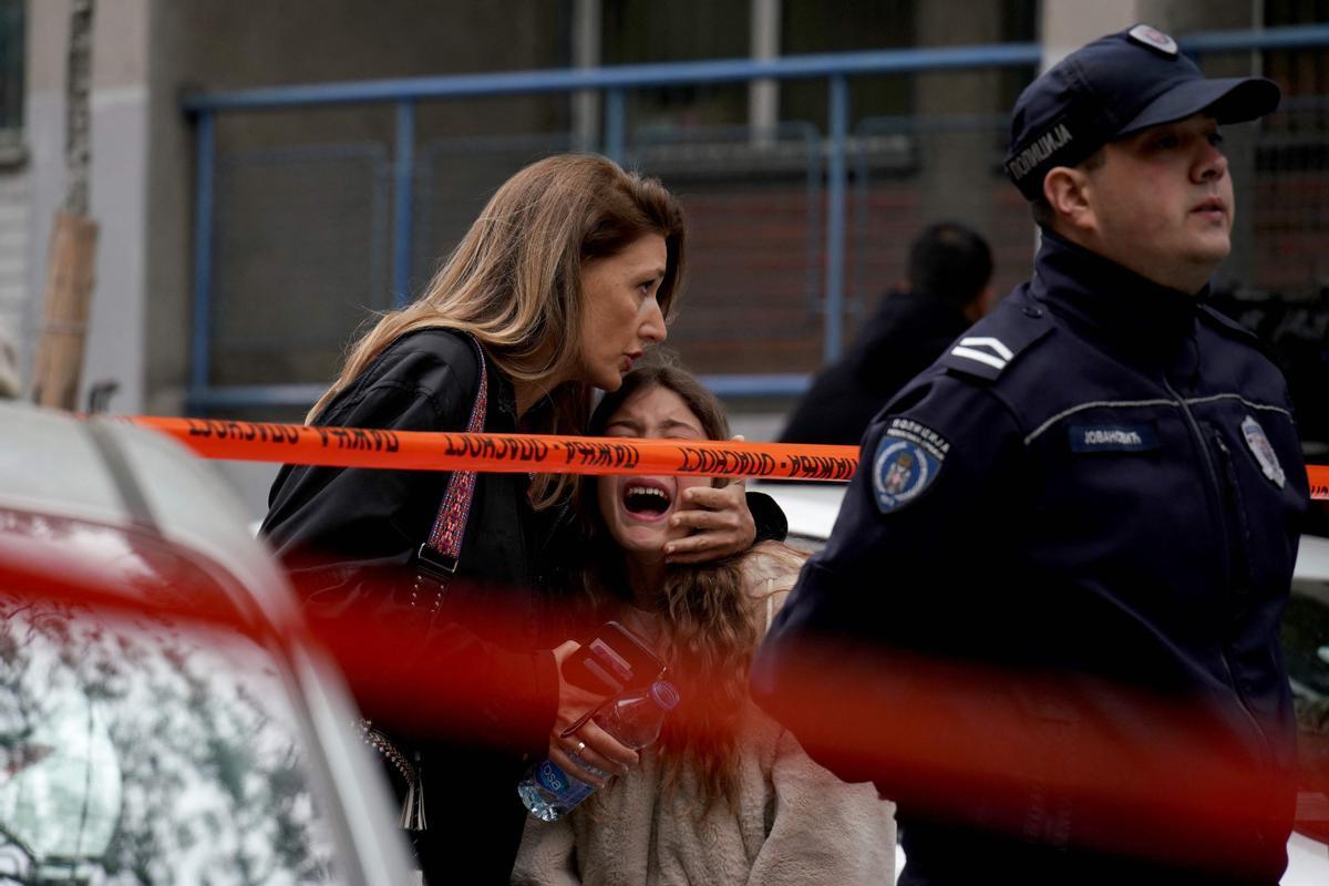 “Me tumbé sobre dos cuerpos y fingí estar muerta”: el crudo relato de una niña tras tiroteo en Belgrado