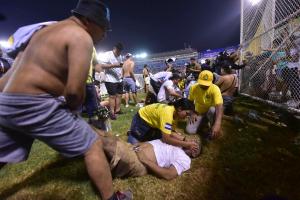 Tragedia en El Salvador: aumenta a 12 el número de muertos por estampida en estadio de fútbol