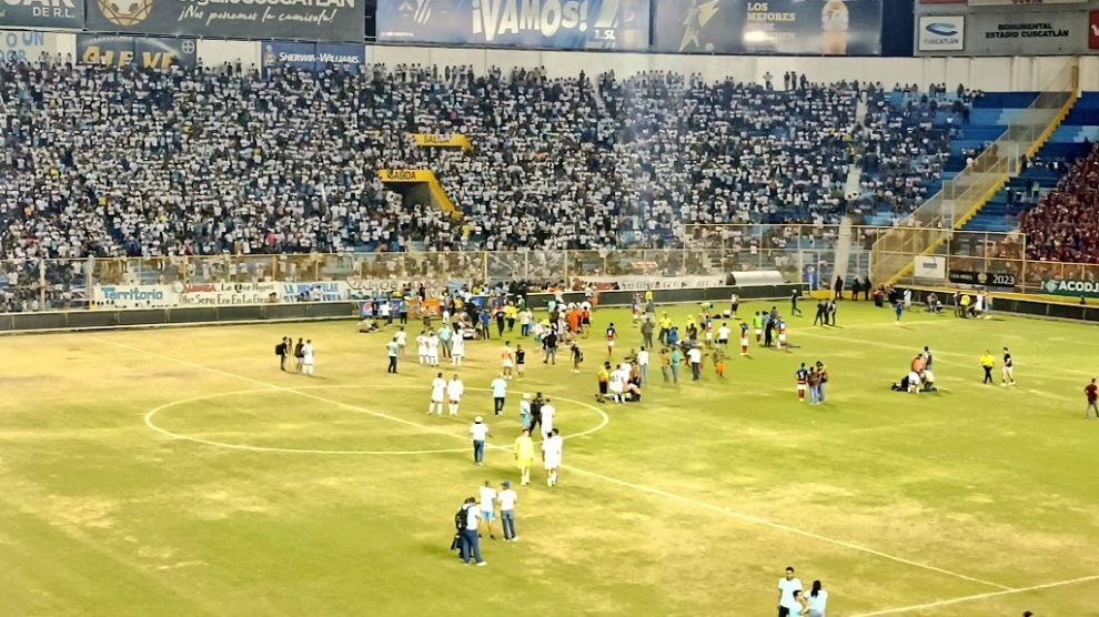 Estampida mortal en El Salvador: Varios fallecidos al intentar ingresar a estadio de fútbol (Imágenes sensibles)