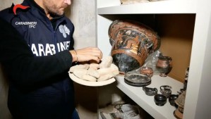 Ladrones de tumbas en Italia: traficaron miles de obras robadas de excavaciones arqueológicas clandestinas (Video)