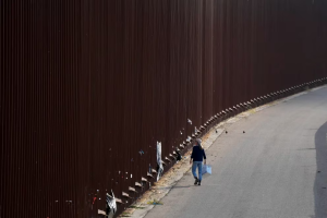 El momento en que un niño de 4 años fue arrojado sobre el muro fronterizo para cruzar a EEUU (VIDEO)
