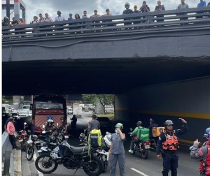 Trágica tarde en Caracas: Motorizado perdió la vida en la autopista Francisco Fajardo