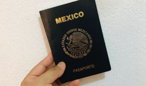 México emite el primer pasaporte a una persona con género no binario