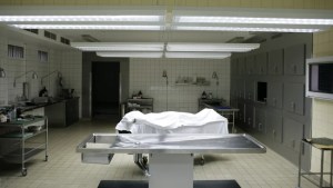 ¡Dantesco! Publicó fotos de cadáveres en Instagram mientras trabajaba en una morgue de Nueva York