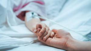 Tragedia en España: Niña murió en el hospital de peligrosa enfermedad… médicos aseguraron que estaba drogada