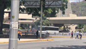 EN VIDEO: Chavistas concentrados en el Teresa Carreño intentaron incendiar un autobús este #1May