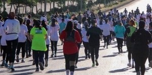 Polémica en el atletismo de Irán: un grupo de mujeres corrió un maratón con la cabeza descubierta