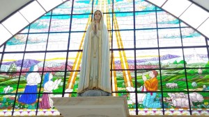 Feligreses celebran los 106 años de aparición de la Virgen de Fátima con gran arraial