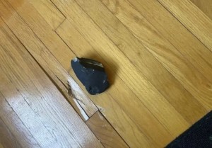 “Estaba tibio”: Un meteorito atravesó el techo de una casa y sorprendió a una familia