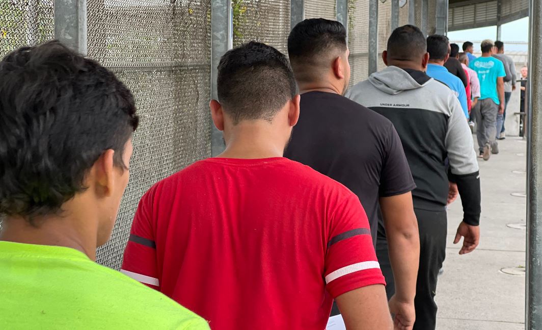 Cientos de venezolanos son expulsados de EEUU a México bajo el título 42 (Video)