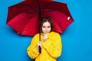 Se enamoró de una joven a la que le prestó su paraguas en 2016, la buscó y recibió una respuesta increíble