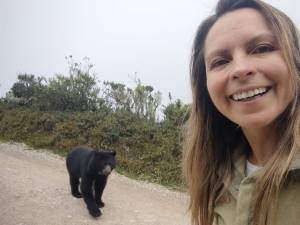 Sin saberlo, se pusieron en peligro al tomarse estas selfies con un cachorro de oso frontino