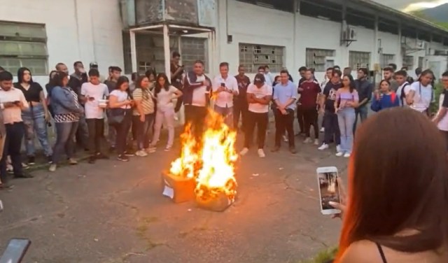 Jornada de elecciones suspendidas en la UCV cierra con papeletas siendo incineradas (VIDEO)