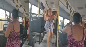 Mujeres armaron pelea a lo “Star Wars” en pleno autobús… en vez de espadas, usaron paragua y bastón