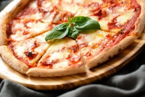 Pagaron una fortuna por dos porciones de pizza en Italia y se llevaron una decepcionante sorpresa (VIDEO)