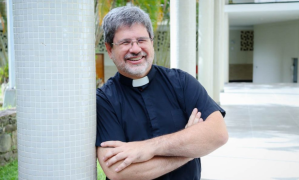 El sacerdote y profesor venezolano Néstor Briceño, será jurado en el Festival de Cannes