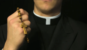 Santo desastre: Sacerdote polaco organizó una orgía y drogó a un prostituto