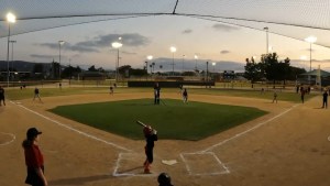 Pánico en California: Bala perdida casi impacta a niños jugando béisbol (VIDEO)