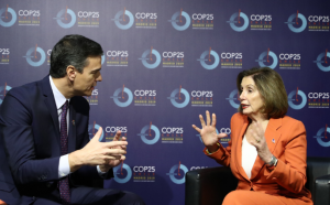 Pedro Sánchez entregó una condecoración a Nancy Pelosi y elogió su defensa de la democracia