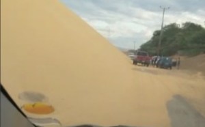 Los médanos se tragan carretera Coro-Punto Fijo y las soluciones prometidas por el chavismo “se las llevó el viento”