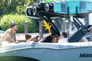 Lewis Hamilton buscó a Shakira en su mansión de Miami… ¡en un yate de lujo!