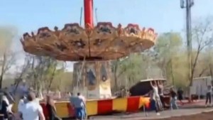 VIDEO: Colapsó un juego de “sillas voladoras” en un parque de diversiones y un niño murió