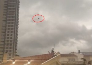 Fuertes vientos sacaron un sofá de un balcón y voló hasta estrellarse contra un edificio (VIDEO)