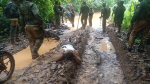 Armado y peligroso: El presunto “terrorista” que atraparon en plena selva de Bolívar (FOTOS)