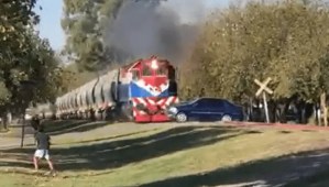 VIDEO impactante: Trató de cruzar cuando se acercaba el tren, se le frenó el auto… y pasó lo peor