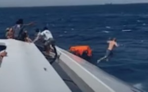 Escalofriante VIDEO: turistas se lanzan al agua para salvar sus vidas en el “Triángulo de las Bermudas” egipcio