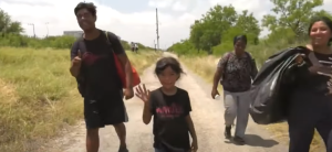 “Nuestro país está muy feo”: El duro relato de una niña migrante venezolana tras lograr entrar a EEUU (VIDEO)