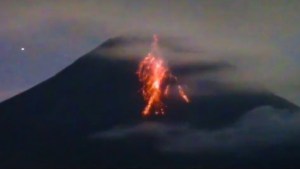 Naturaleza violenta: Un volcán indonesio entra en erupción 24 veces en un día (VIDEO)