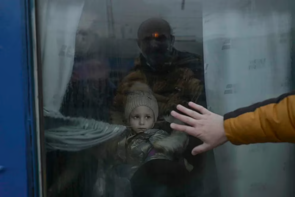 Manipulaciones, amenazas y campos de rehabilitación: los escalofriantes detalles de la deportación ilegal de menores a Rusia
