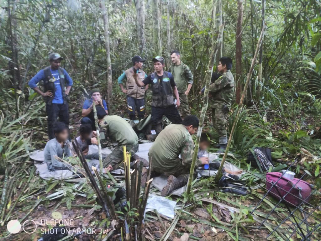 Madre de niños perdidos en selva colombiana estuvo viva cuatro días y los cuidó después del accidente