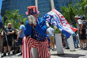 Cabeza de cochino, el tío Sam y más: las excéntricas manifestaciones por el juicio de Trump en Miami (IMÁGENES)