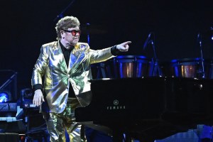 Desde unas botas hasta un piano: Elton John subastará sus objetos más preciados