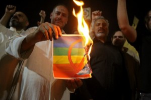 En FOTOS: la bandera arcoíris Lgbti+ pagó los platos rotos por la quema del Corán