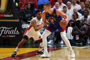 Con triple-doble histórico de Nikola Jokic, Nuggets toman ventaja ante los Heat en las Finales