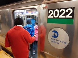 Terror en Nueva York: Adolescente fue empujada a las vías del metro horas antes de su graduación