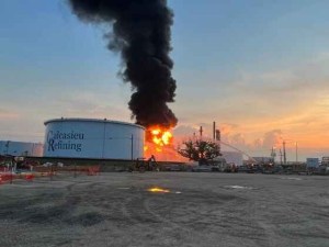 VIDEO: Se desató enorme incendio en una planta petrolera en Luisiana tras ser alcanzada por un rayo