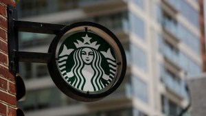 La millonaria suma que le deberá pagar Starbucks a una empleada: Alegó que la despidieron por ser blanca