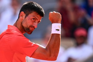 Djokovic, primer finalista de Roland Garros tras derrotar a un Alcaraz disminuido por calambres